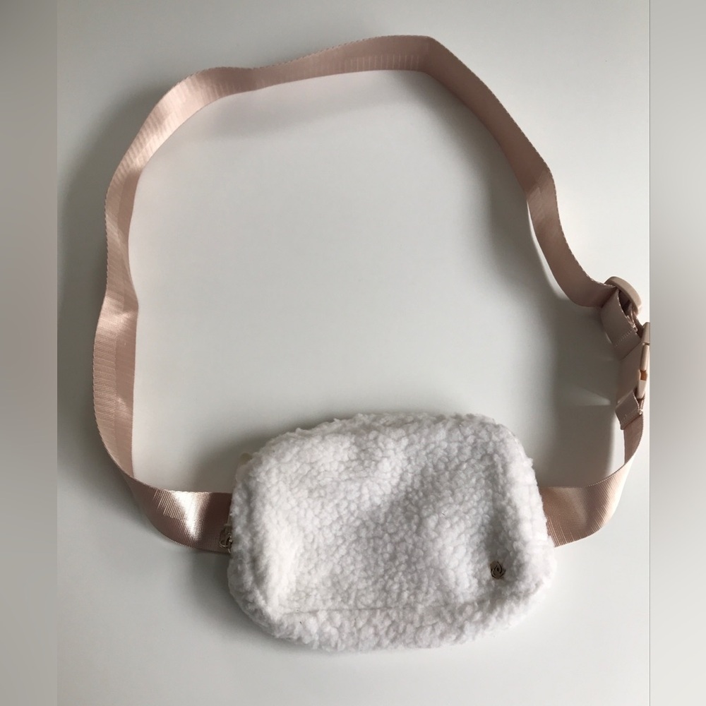 Apana Fleece Belt Bag Light Ivory White Gold